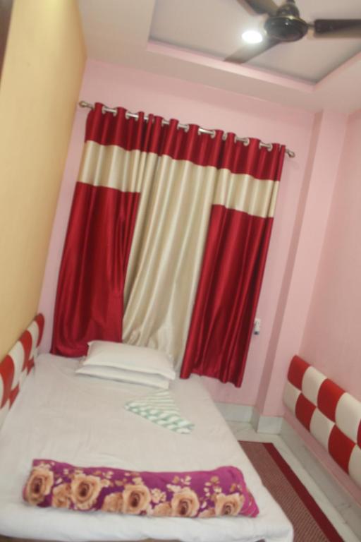 Postel nebo postele na pokoji v ubytování Hotel Giggle Coast Restro and Lodge