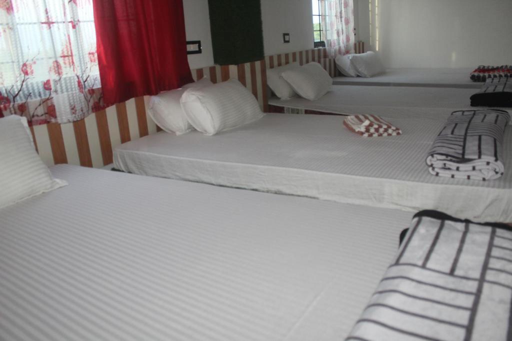 Postel nebo postele na pokoji v ubytování Hotel Giggle Coast Restro and Lodge