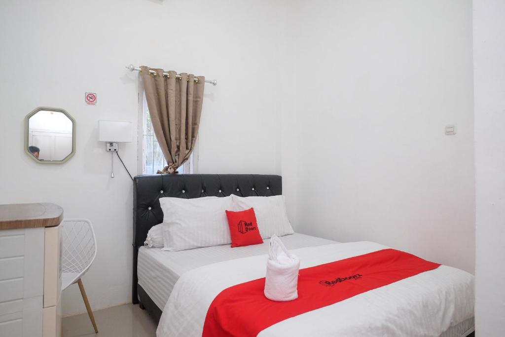 Giường trong phòng chung tại RedDoorz Plus At Lovina Inn Tonrangeng River Side
