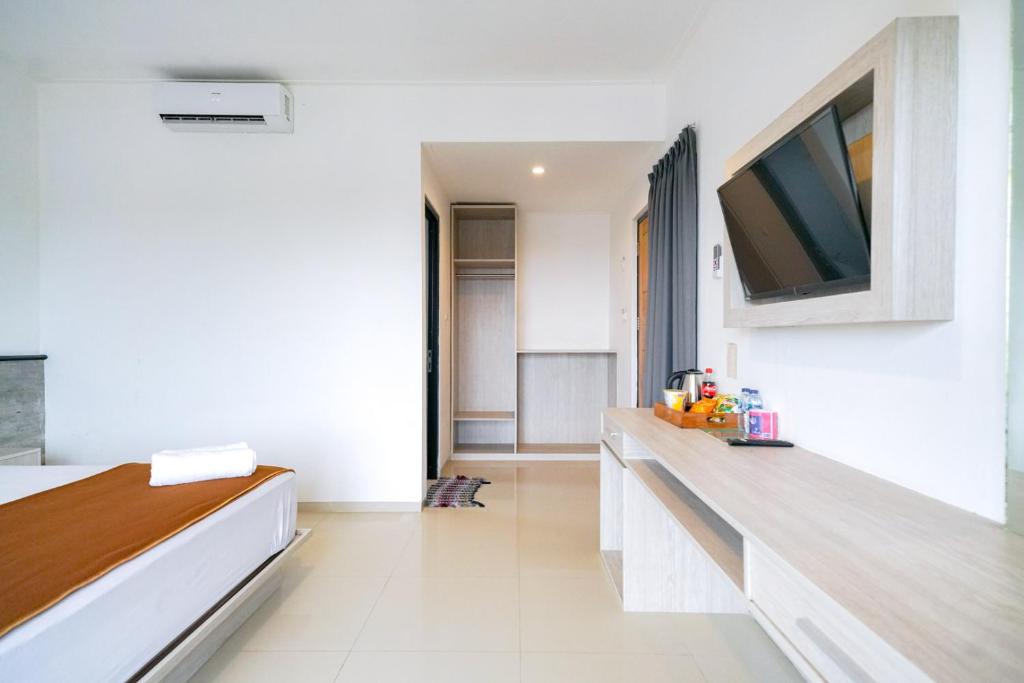 TV a/nebo společenská místnost v ubytování Urbanview Pecatu Residence Bali by RedDoorz