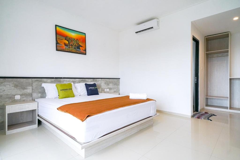 Postel nebo postele na pokoji v ubytování Urbanview Pecatu Residence Bali by RedDoorz