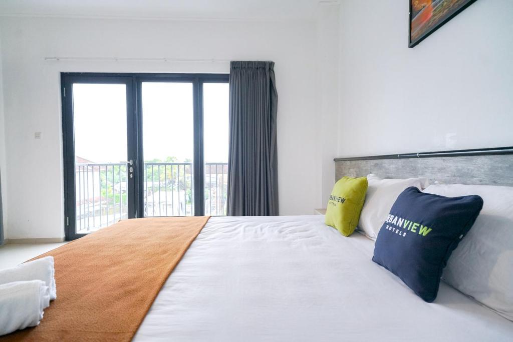 Postel nebo postele na pokoji v ubytování Urbanview Pecatu Residence Bali by RedDoorz