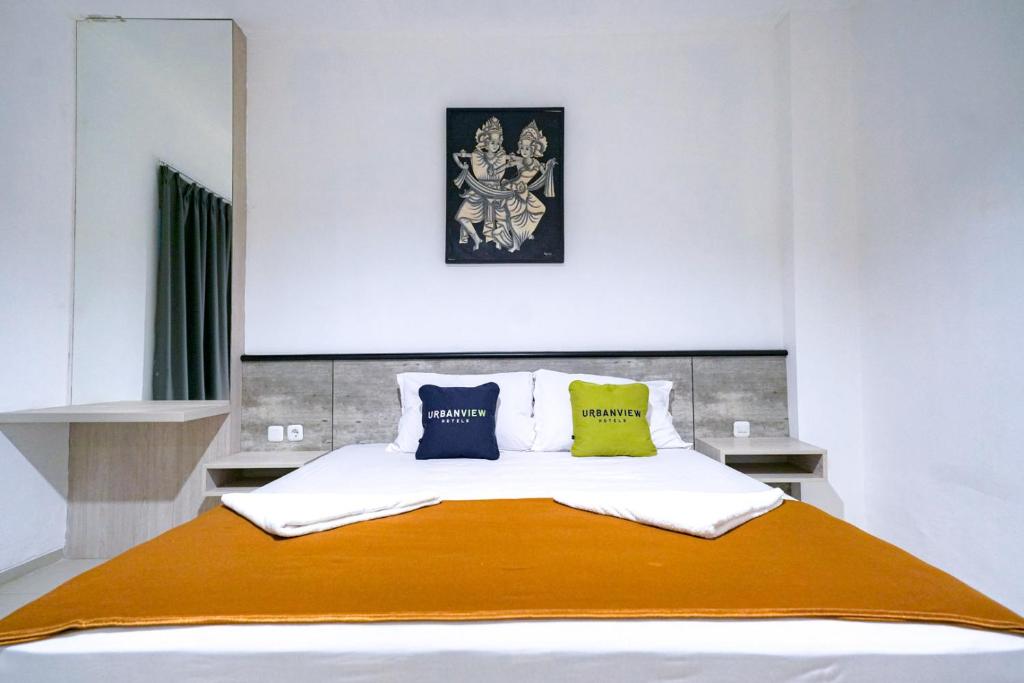 Postel nebo postele na pokoji v ubytování Urbanview Pecatu Residence Bali by RedDoorz