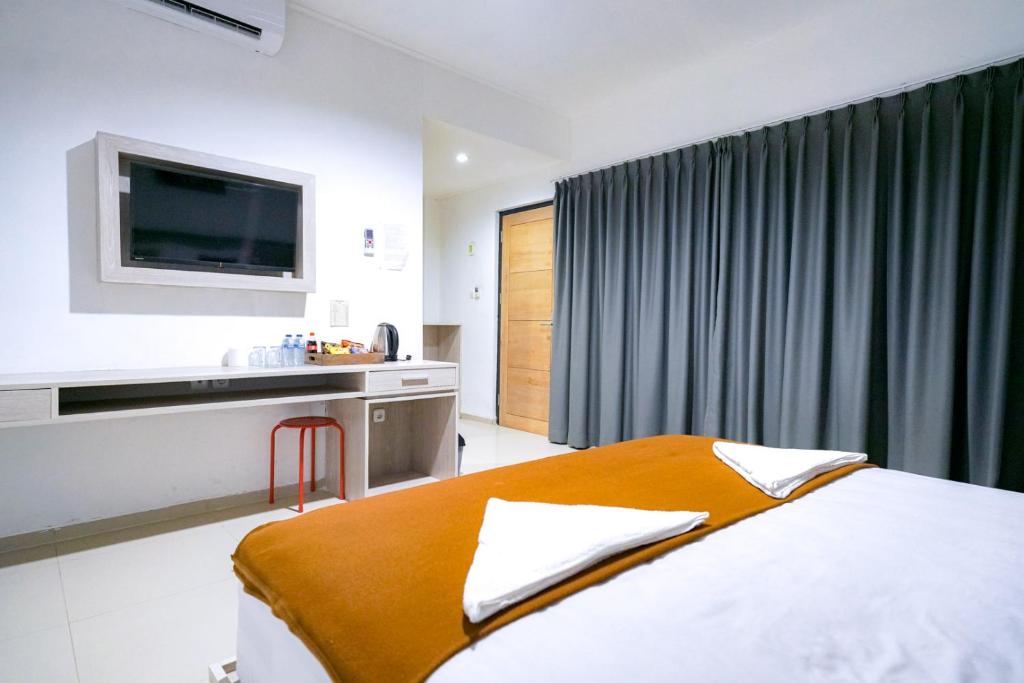 Postel nebo postele na pokoji v ubytování Urbanview Pecatu Residence Bali by RedDoorz