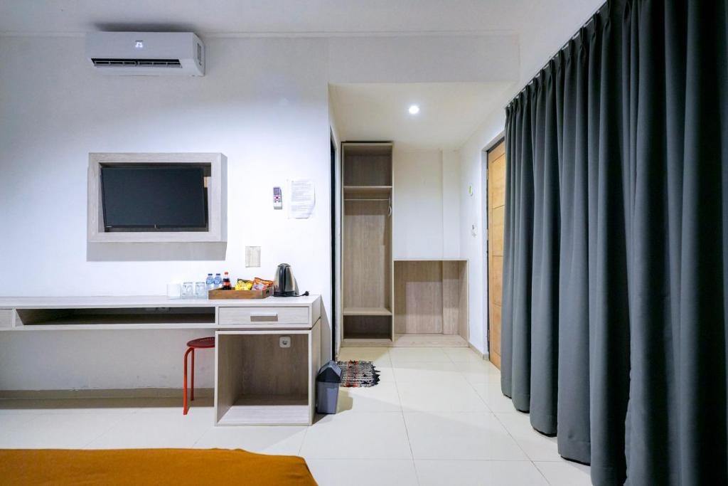 TV a/nebo společenská místnost v ubytování Urbanview Pecatu Residence Bali by RedDoorz