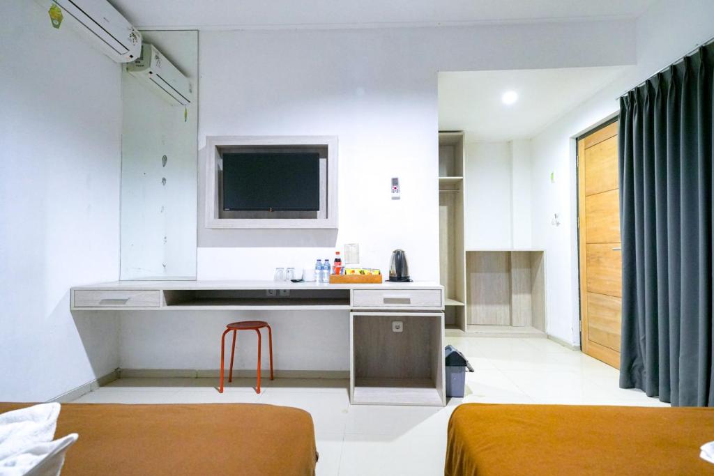 TV a/nebo společenská místnost v ubytování Urbanview Pecatu Residence Bali by RedDoorz