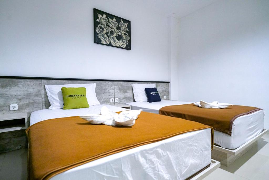 Postel nebo postele na pokoji v ubytování Urbanview Pecatu Residence Bali by RedDoorz