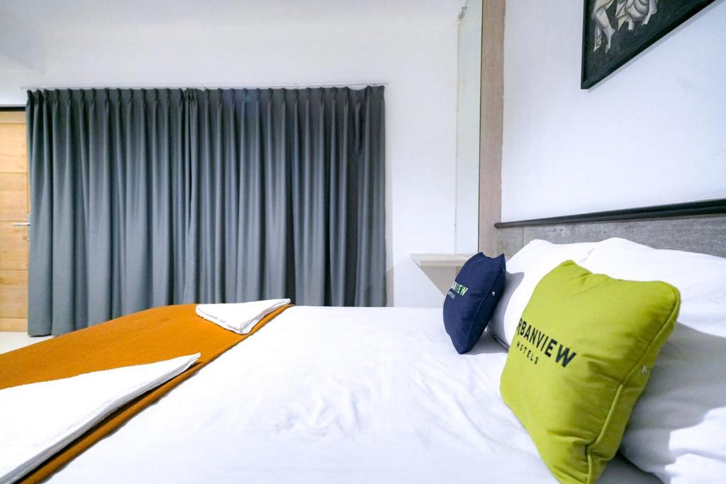 Postel nebo postele na pokoji v ubytování Urbanview Pecatu Residence Bali by RedDoorz