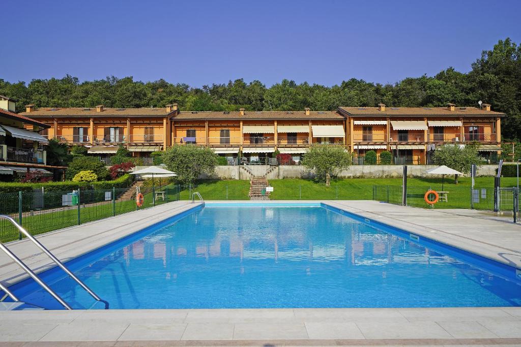 una gran piscina frente a un edificio en Borgo Alto P1-16 by Wonderful Italy, en Puegnago sul Garda
