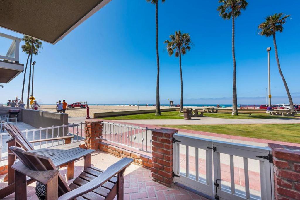 een veranda met 2 stoelen en uitzicht op het strand bij Newport Vacation Memories in Newport Beach
