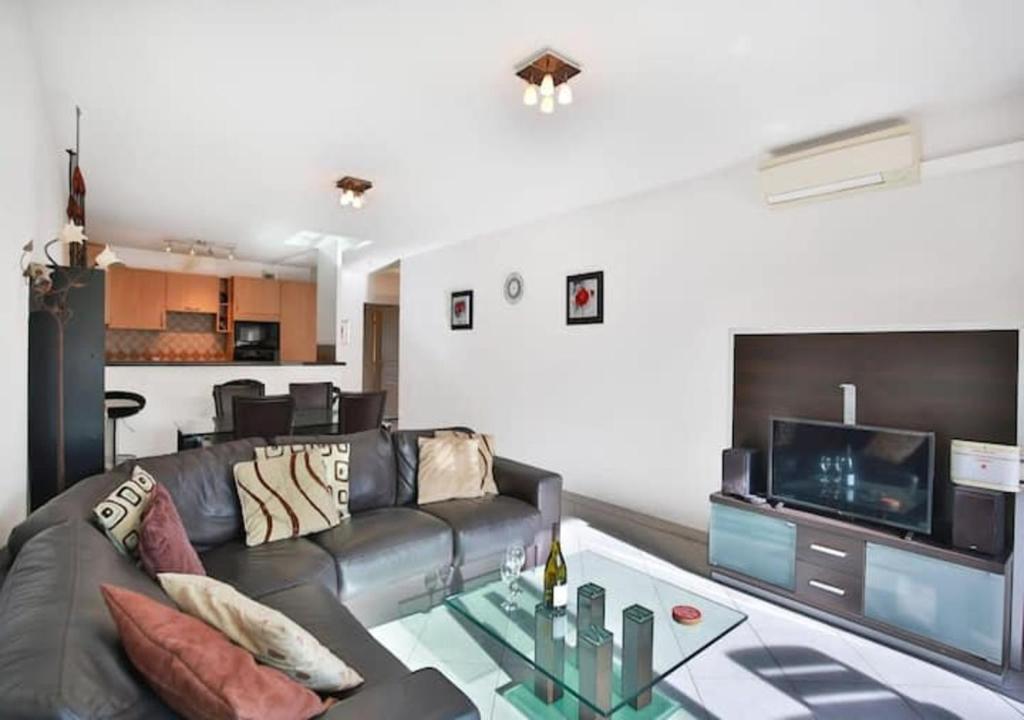 Charming Two-Bedroom Apartment with balcony and Garage by the Marina 휴식 공간