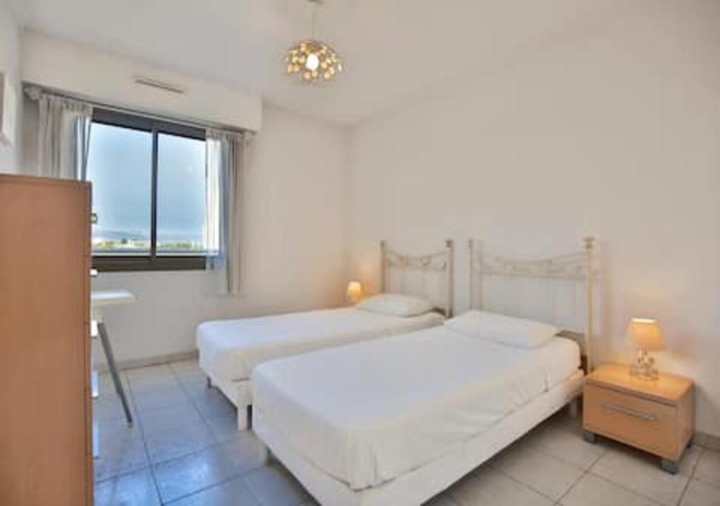 Charming Two-Bedroom Apartment with balcony and Garage by the Marina 객실 침대
