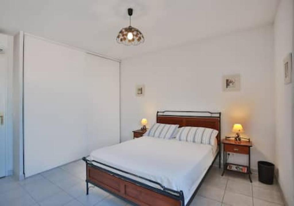 Charming Two-Bedroom Apartment with balcony and Garage by the Marina 객실 침대