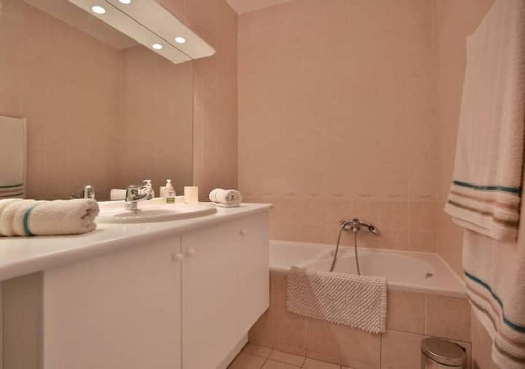 Charming Two-Bedroom Apartment with balcony and Garage by the Marina 욕실