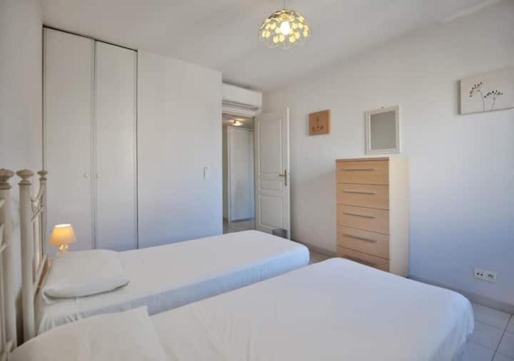 Charming Two-Bedroom Apartment with balcony and Garage by the Marina 객실 침대