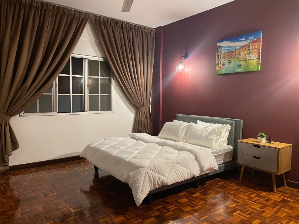 een slaapkamer met een bed en een raam bij MENARA MUTIARA KLCC in Ampang