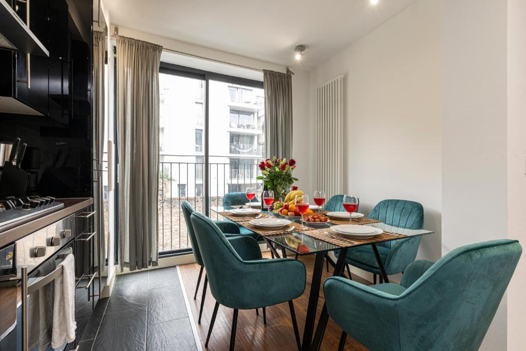 una cucina e una sala da pranzo con tavolo e sedie di Fashionable Brick Lane a Londra