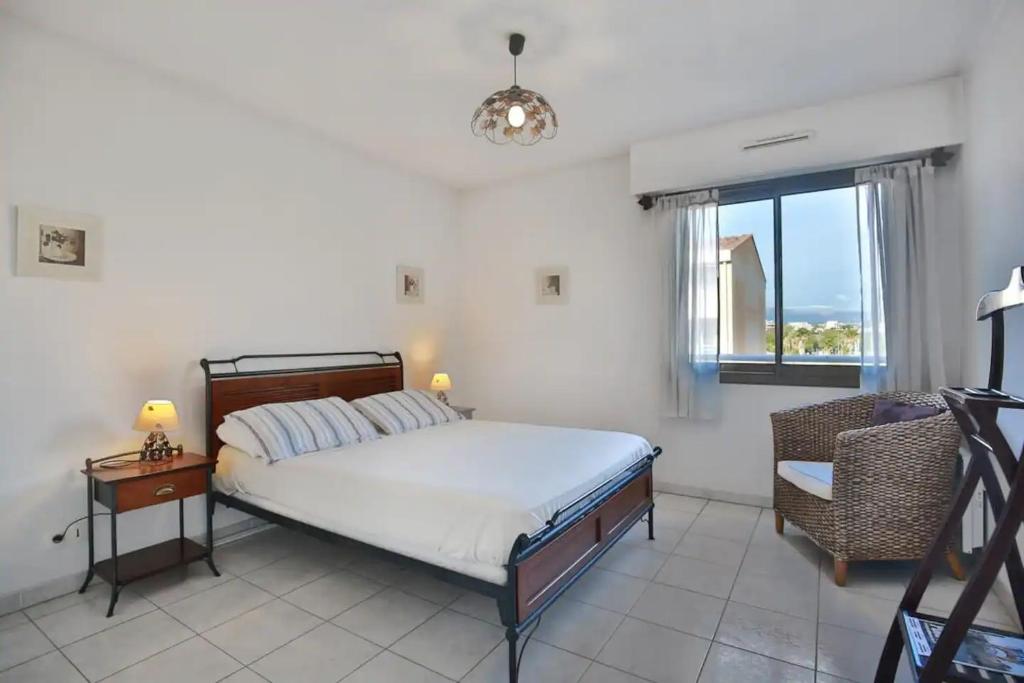 Charming Two-Bedroom Apartment with balcony and Garage by the Marina 객실 침대