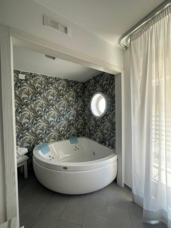 Ванна кімната в Hotel Tasso Suites & Spa
