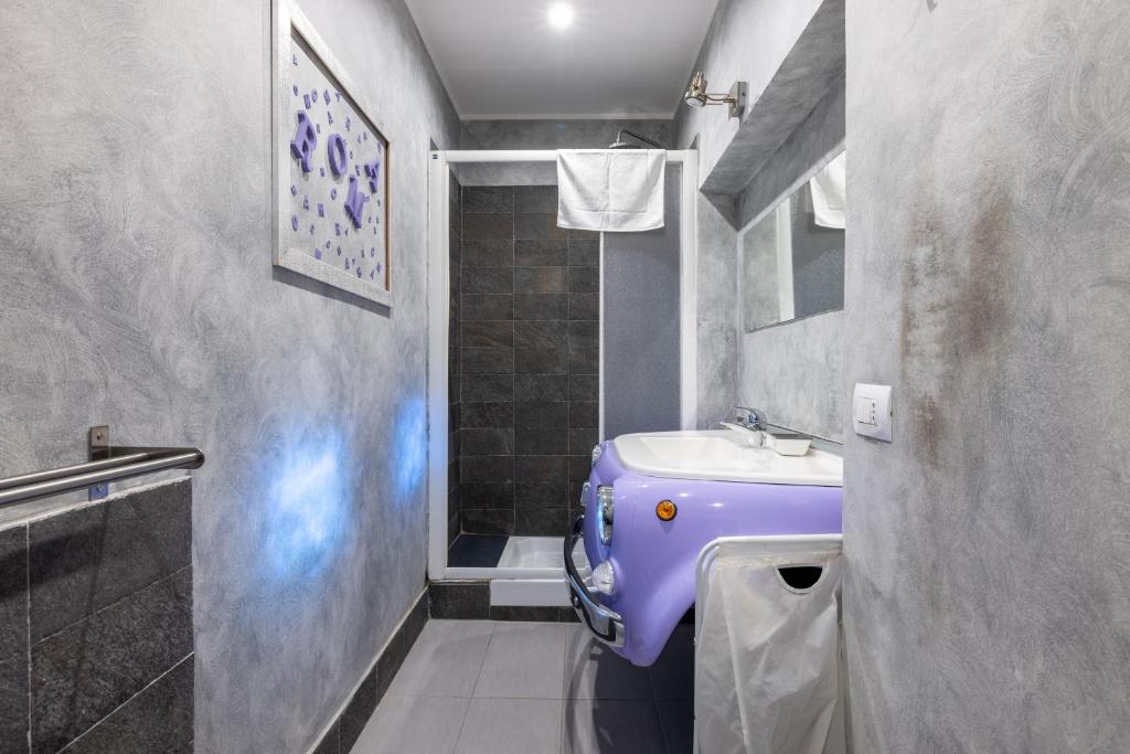 A bathroom at Termini Binario 1&2