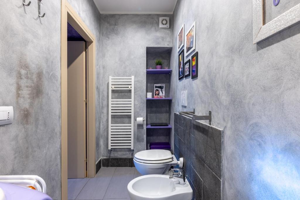A bathroom at Termini Binario 1&2
