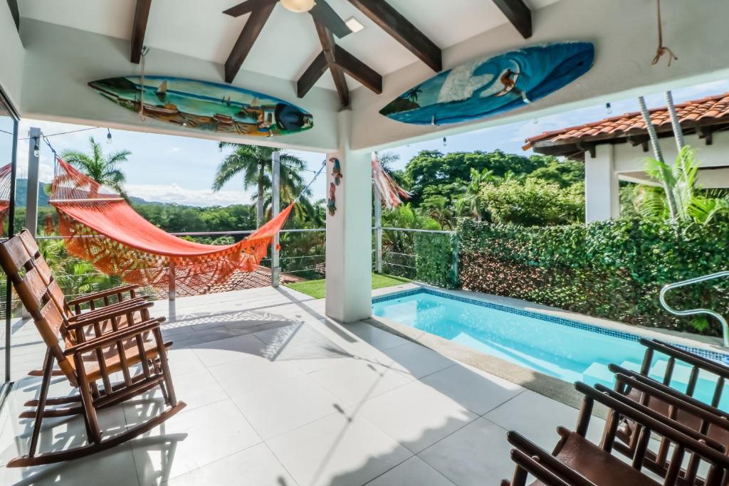美麗海灘的住宿－Villa Sol 35 & 36，一个带椅子的庭院和一个游泳池