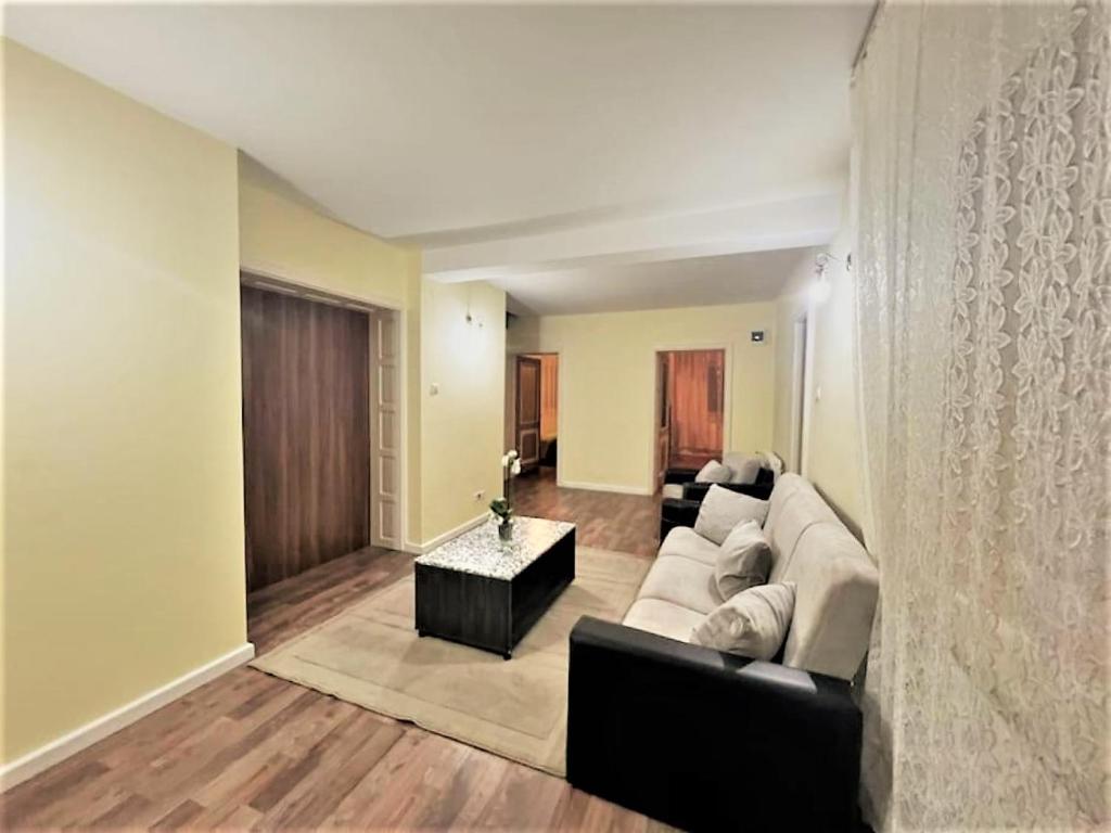uma sala de estar com um sofá e uma mesa em Casa de sus em Brasov