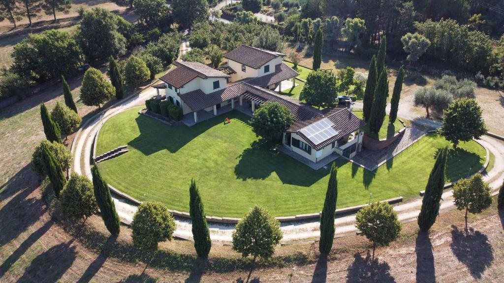 an overhead view of a house on a green lawn at Oasi Del Verde in Soriano nel Cimino