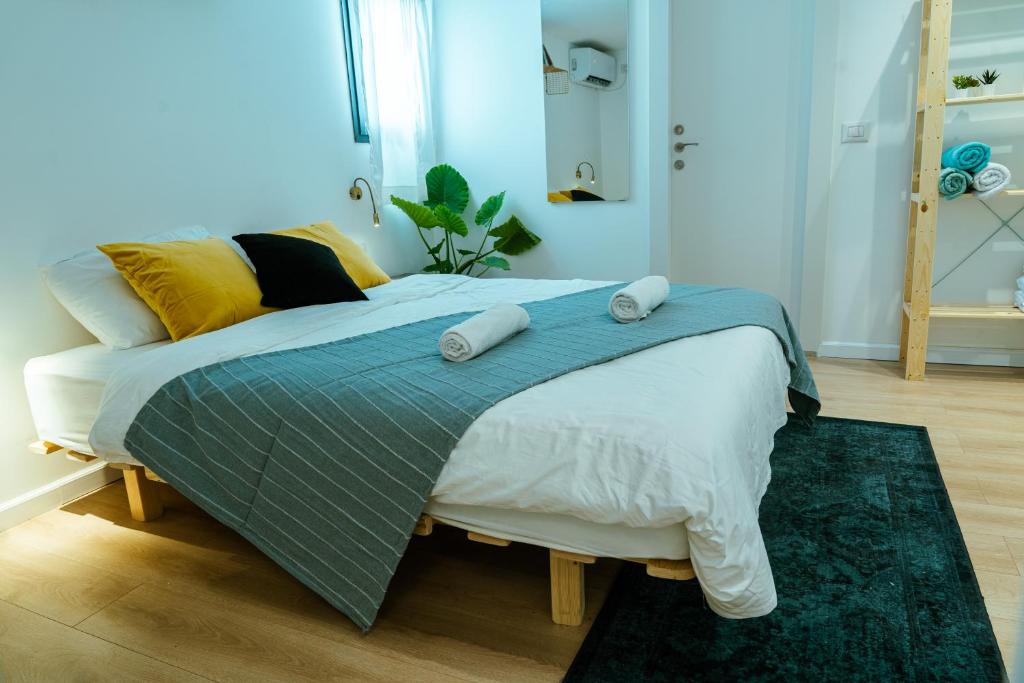 1 dormitorio con 1 cama grande y toallas. en Jabitat- Jaffa Boutique TLV, en Tel Aviv