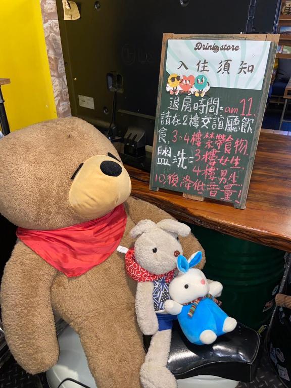 a large teddy bear and two smaller stuffed animals at Hive Bed and Backpacker蜂巢膠囊旅店 in Hualien City