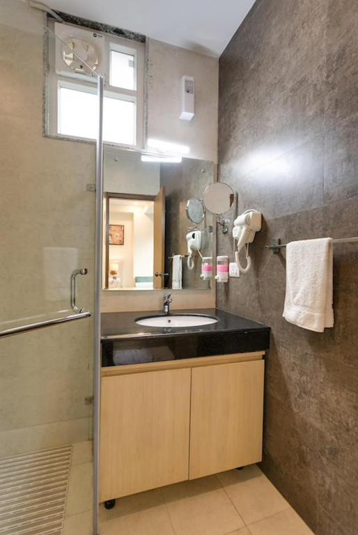 Koupelna v ubytování MOYDOM Private Ensuite with Shared Balcony & Kitchen