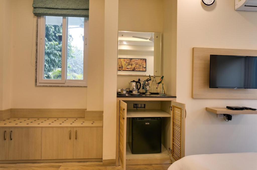 TV a/nebo společenská místnost v ubytování MOYDOM Private Ensuite with Shared Balcony & Kitchen