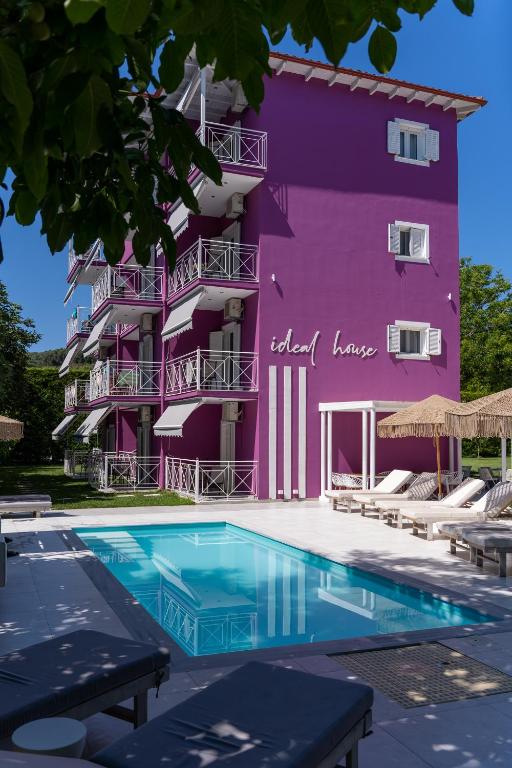 Bazén v ubytování Ideal Boutique Hotel nebo v jeho okolí