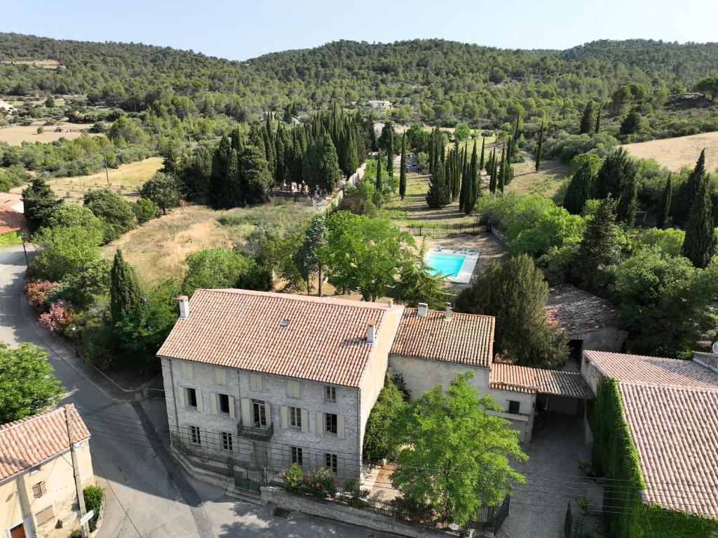 an aerial view of a large house with a yard at Grande villa de vacances avec piscine - 6 chambres in Cesseras