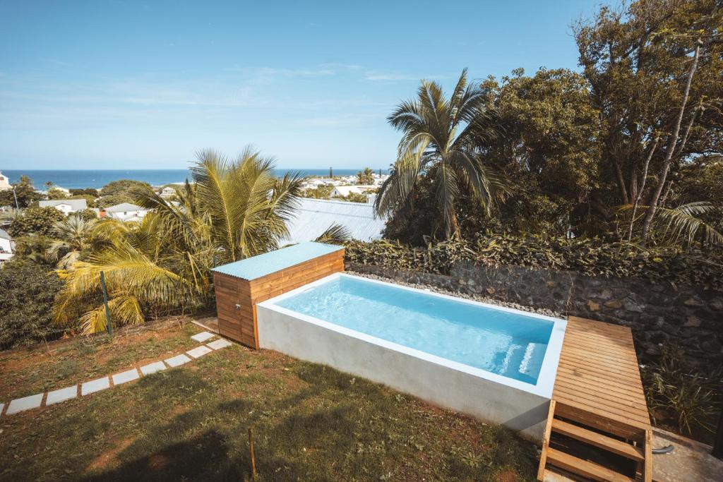 una piscina en el patio trasero de una casa en Kaz Lucie 1, vue imprenable sur l'océan en San Pedro