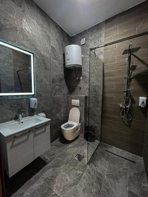 Kylpyhuone majoituspaikassa Apart Hotel XXL Lux