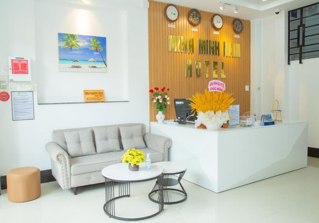 een wachtkamer met een bank en een tafel bij Minh Minh Nam 2 Hotel in Can Tho