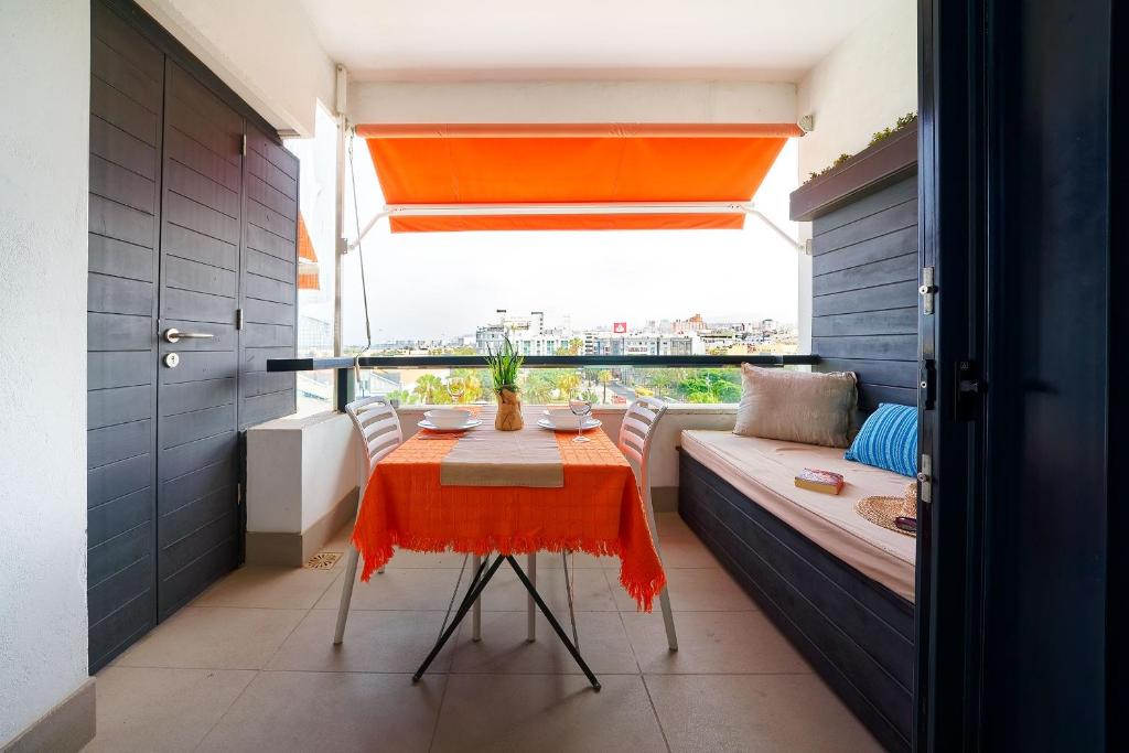 ein kleines Zimmer mit einem Tisch und einem Sofa in der Unterkunft Estudio con terraza vista mar in Las Palmas de Gran Canaria