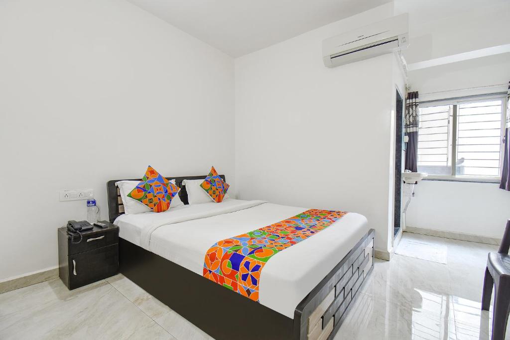 Säng eller sängar i ett rum på FabExpress Shivsai Palace