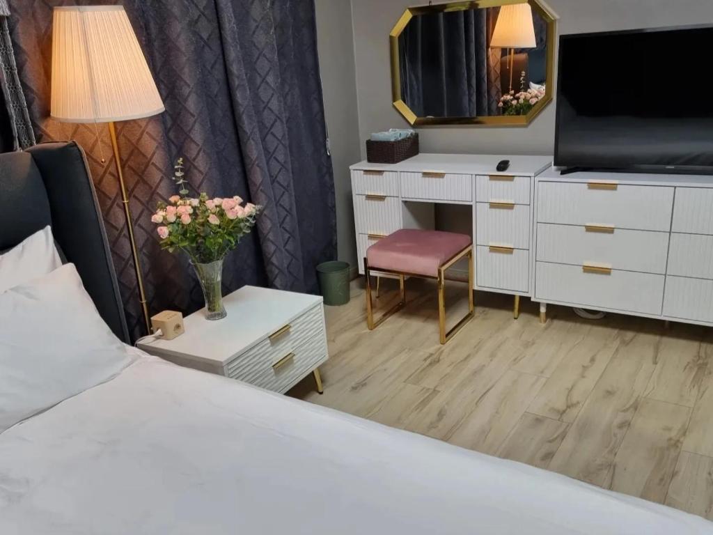 um quarto com uma cama e uma cómoda com um espelho em Cooing em Chuncheon