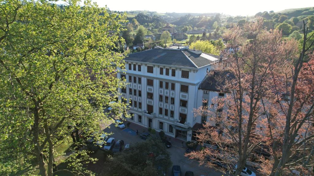 una vista aérea de un edificio blanco con árboles en Gran Hotel Balneario de Liérganes, en Liérganes