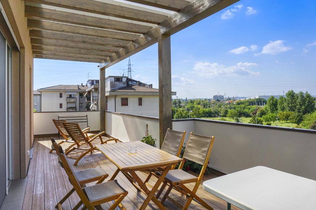 維洛納的住宿－Appartamento VITTORIA，设有一个配有木桌和椅子的阳台,享有美景。