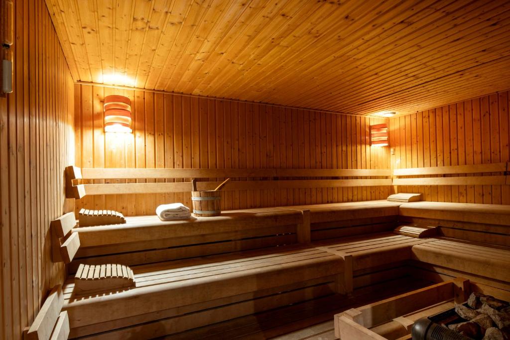 una gran sauna de madera con bancos. en Crowne Plaza Antwerpen, an IHG Hotel, en Amberes