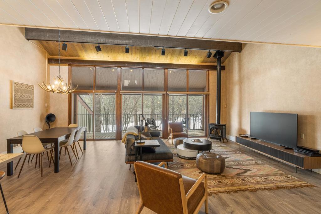 ein Wohnzimmer mit einem Sofa, einem Tisch und einem TV in der Unterkunft Tamarron Lodge 752 & 753 in Durango