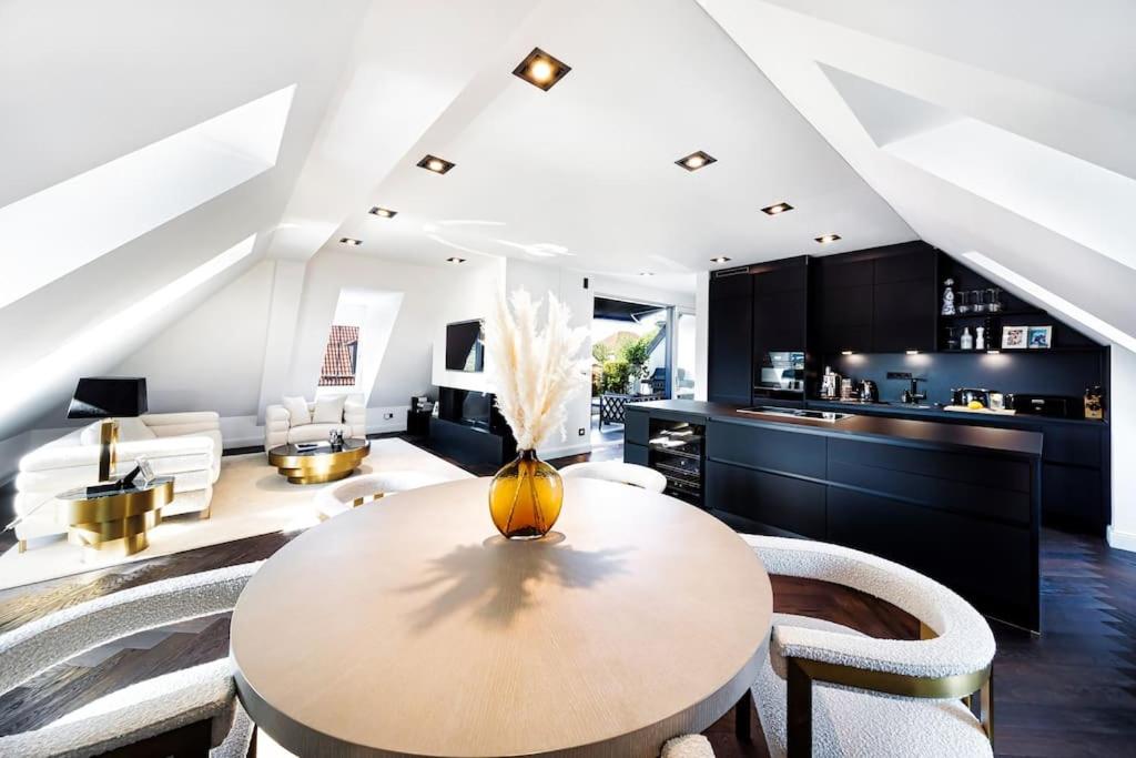 una cucina e un soggiorno con tavolo e sedie di Highlight Penthouse mit rund 160 m2 a Monaco