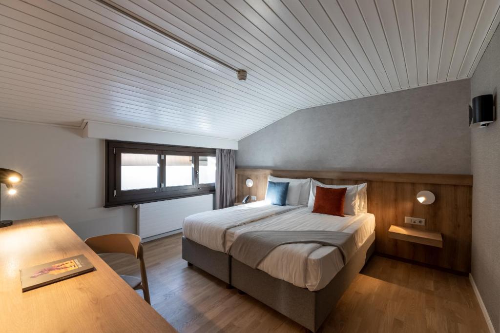 Postel nebo postele na pokoji v ubytování Victoria Hotel & Residence