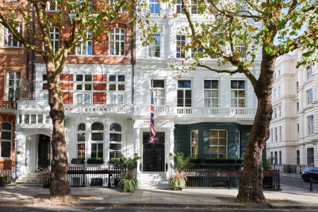 un edificio bianco con una bandiera davanti di The Gore London - Starhotels Collezione a Londra