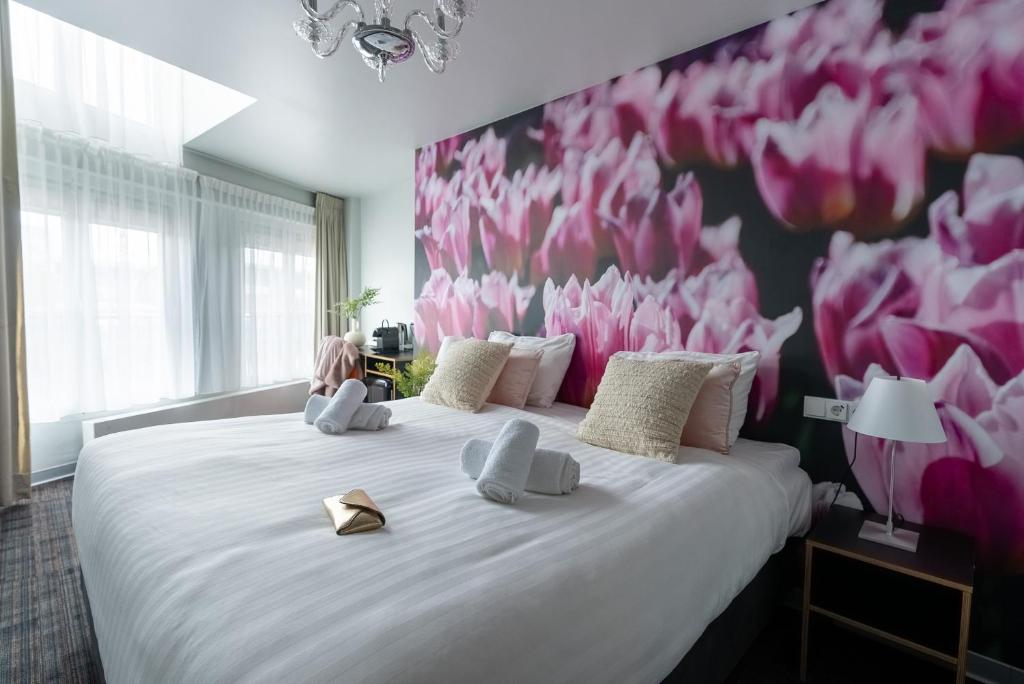 Postel nebo postele na pokoji v ubytování Multatuli Hotel