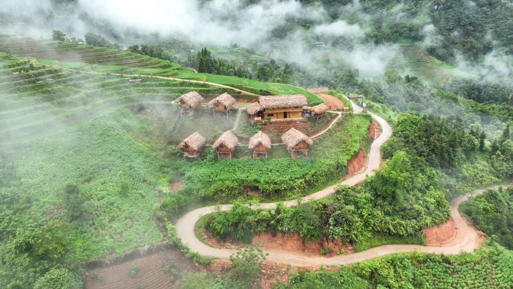 eine Luftansicht eines Hauses auf einem Hügel in der Unterkunft Hoàng Su Phì - Móng Ngựa Homestay in Ha Giang