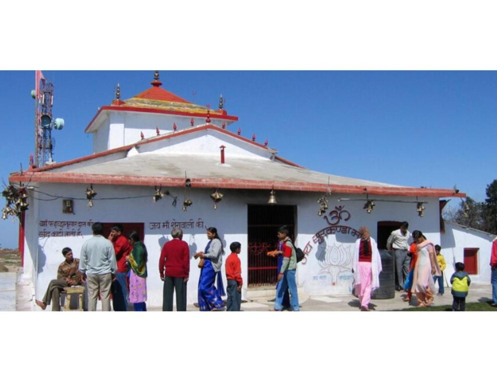 een groep mensen die buiten een tempel staan bij AR Resort & Restaurant, Gauchar in Chutwāpīpal